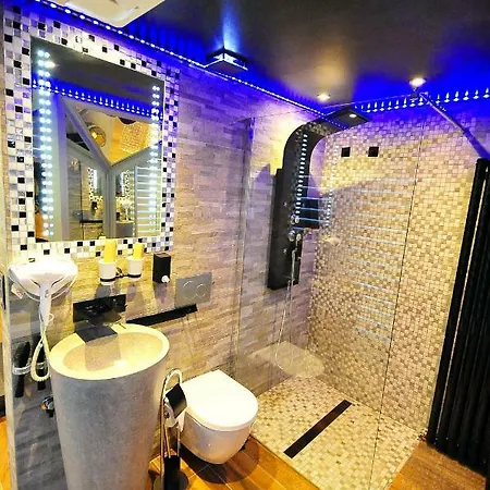 El Silenci'o Suites De Luxe & Piscine